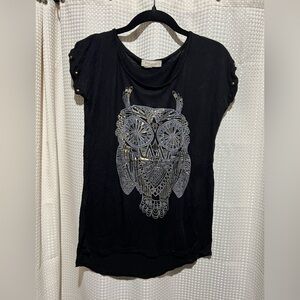 Stylish Black Tee with Gold Owl Graphic